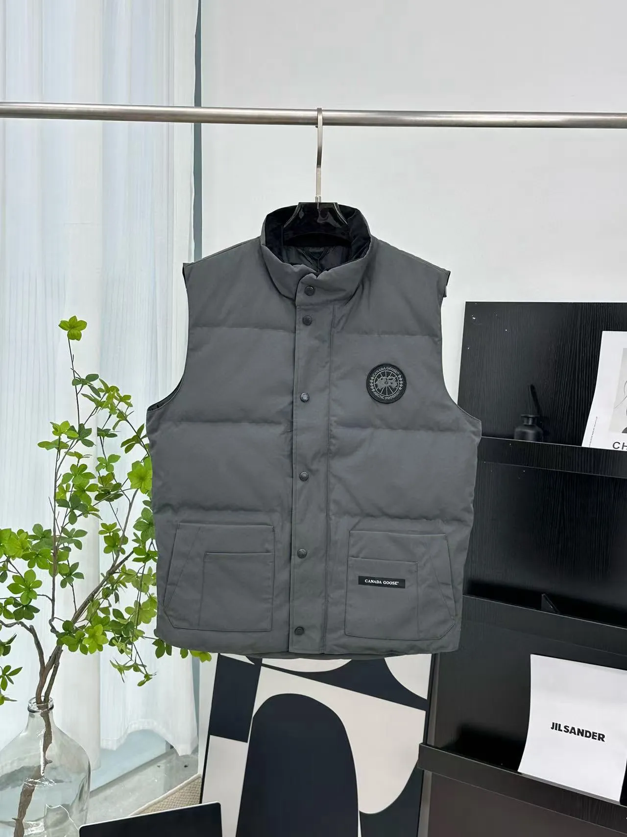 P380 [𝗖𝗮𝗻𝗮𝗱𝗲 𝗚𝗼𝗼𝘀𝗲] Canada Goose Couple Vest for Men and Women. 1⃣️Imported Behringer embroidery machine customized 10,000-needle embroidery logo 2⃣️Imported 18-count polyester-cotton blended original fabric 3⃣️Authentic official website synchronized with the new national standard 80% white duck down 4⃣️100% nylon nylon lining with double double-layer sealing design 5⃣️Yoshida YKK customers provide original factory customized electroplating sliders 6⃣️All auxiliary materials and hardware are disassembled and customized! 1:1 restore the official website Color: off-white, leather pink, bright red, sapphire blue, navy blue, black 𝗦𝗜𝗭𝗘:𝗫𝗦-𝗫𝗫𝗟